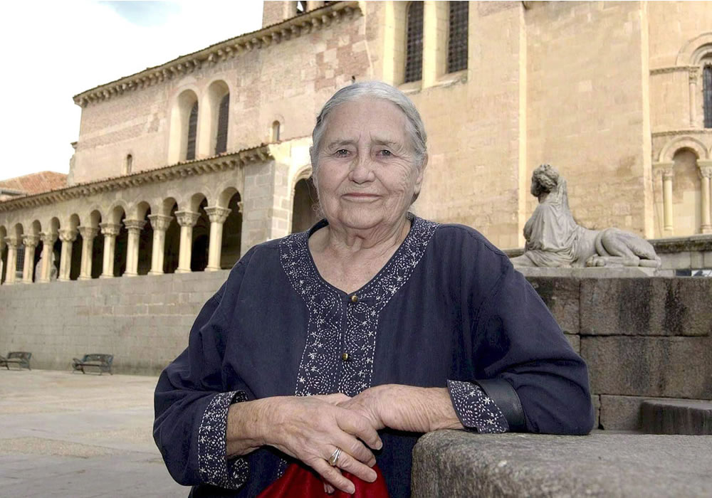 Doris Lessing posing for photographers shortly before her participation at the Hay Festival in Segovia, Spain. Foto: EFE