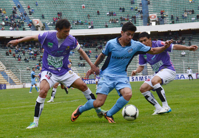 El jugador de Bolívar, Damir Miranda, disputa el balón con Rosauro Rivero de Real Potosí, en el partido disputado en el estadio Hernando Siles. Foto: ABI