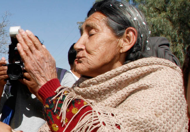 La mayor parte de adultos mayores en Bolivia trabaja para sobrevivir. Foto: ABI