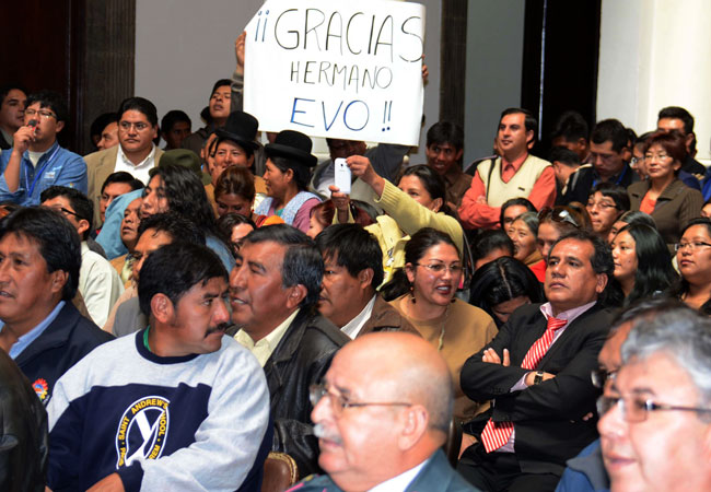Público que asistió al anuncio del presidente Evo Morales, del pago del doble aguinaldo, en palacio de gobierno en días pasados. Foto: ABI