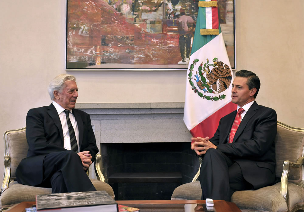 El escritor peruano Mario Vargas Llosa (i), premio Nobel de Literatura, junto con el mandatario mexicano, Enrique Peña Nieto (d). Foto: EFE