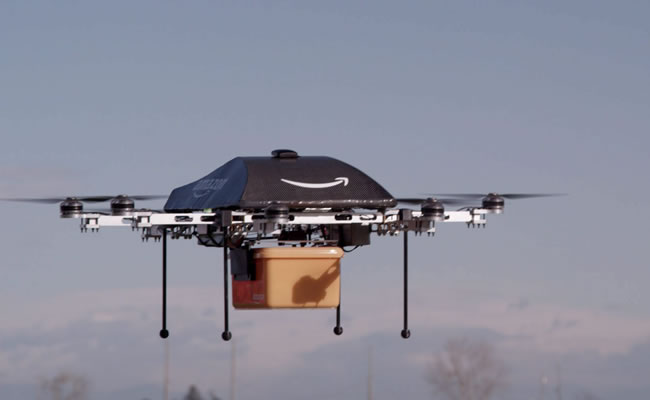 Avión no tripulado o "dron" llevando una caja. Foto: EFE