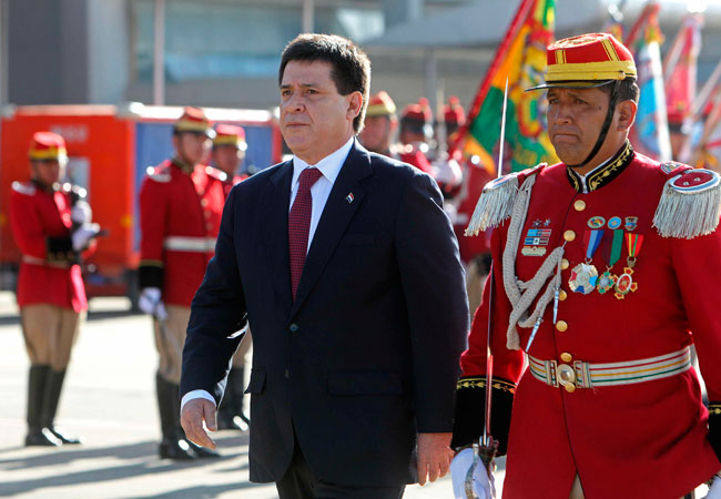 El presidente de Paraguay, Horacio Cartes, recibe honores militares a su llegada al aeropuerto internacional de El Alto. Foto: EFE