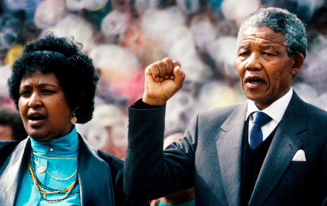 El Premio Nobel de Paz, Nelson Mandela junto a su esposa Winnie Mandela durante una manifestación de bienvenida en Soweto (Sudáfrica) el año 1990. Foto: EFE