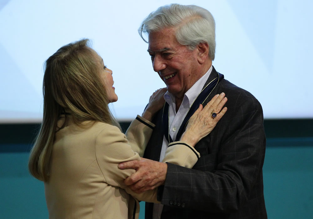 Silvia Lemus (i), esposa del escritor Carlos Fuentes, saluda al escritor peruano Mario Vargas Llosa. Foto: EFE