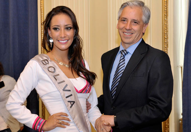 Claudia Tavel, representante de Bolivia en el Reina Hispanoamericana posa junto al vicepresidente Álvaro García Linera. Foto: ABI