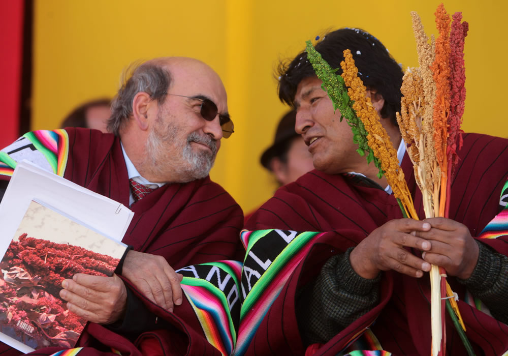 El presidente de Bolivia, Evo Morales (d), sostiene un ramo de quinua junto al director de la FAO, el brasileño José Graziano da Silva. Foto: EFE