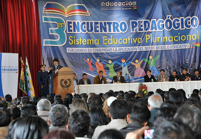 En el inicio del 3er Encuentro Pedagógico del Sistema Educativo Plurinacional, el presidente Evo Morales planteó ampliar las horas de estudio de los escolares. Foto: ABI