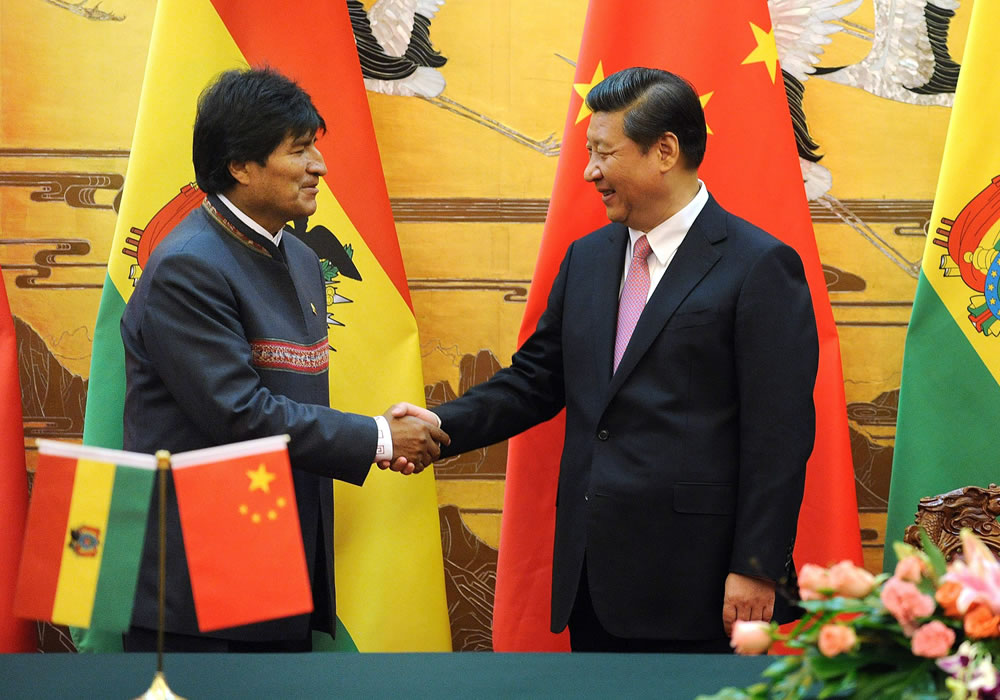 El presidente boliviano, Evo Morales (izq), estrecha la mano a su homólogo chino, Xi Jinping (dcha). Foto: EFE