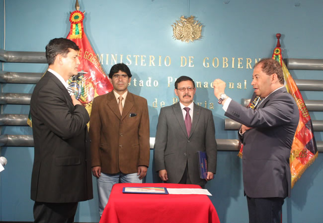 El ministro de Gobierno, Carlos Romero, posesionó al nuevo viceministro de Seguridad Ciudadana. Foto: ABI