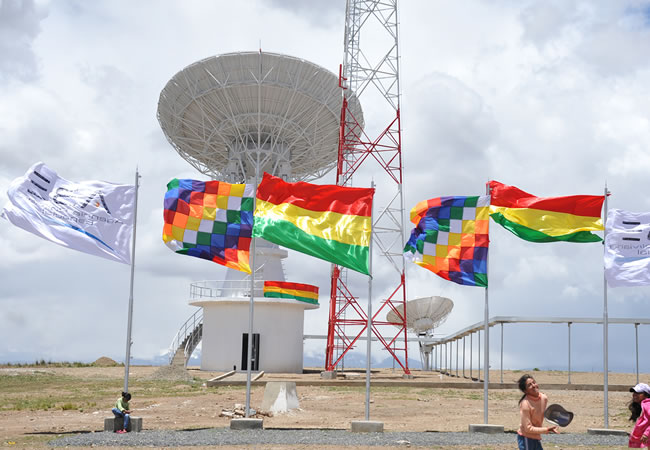 Estación terrena en Amachuma en el momento del lanzamiento del satélite Túpac Katari. Foto: ABI