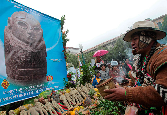 Ceremonia de la "Navidad Andina", en la que se muestra un cartel con la figura de uno de los  Ekekos más antiguos de Bolivia, que se exhibe en Suiza, y que el gobierno busca recuperar. Foto: EFE
