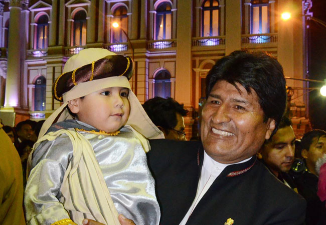El presidente Evo Morales en un festejo navideño con niños en la Plaza Murillo de La Paz, celebrado en días pasados. Foto: ABI