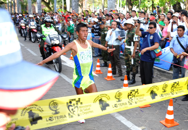 El atleta orureño Daniel Toroya será uno de los representantes bolivianos en San Silvestre. Foto: ABI