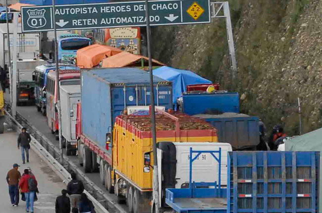 Ingreso a la autopista que une las ciudades de La Paz y El Alto. Foto: ABI