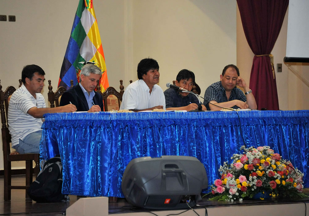El presidente boliviano, Evo Morales (c), junto al vicepresidente, Álvaro García Linera (2-i) y los ministros de su Gobierno. Foto: EFE