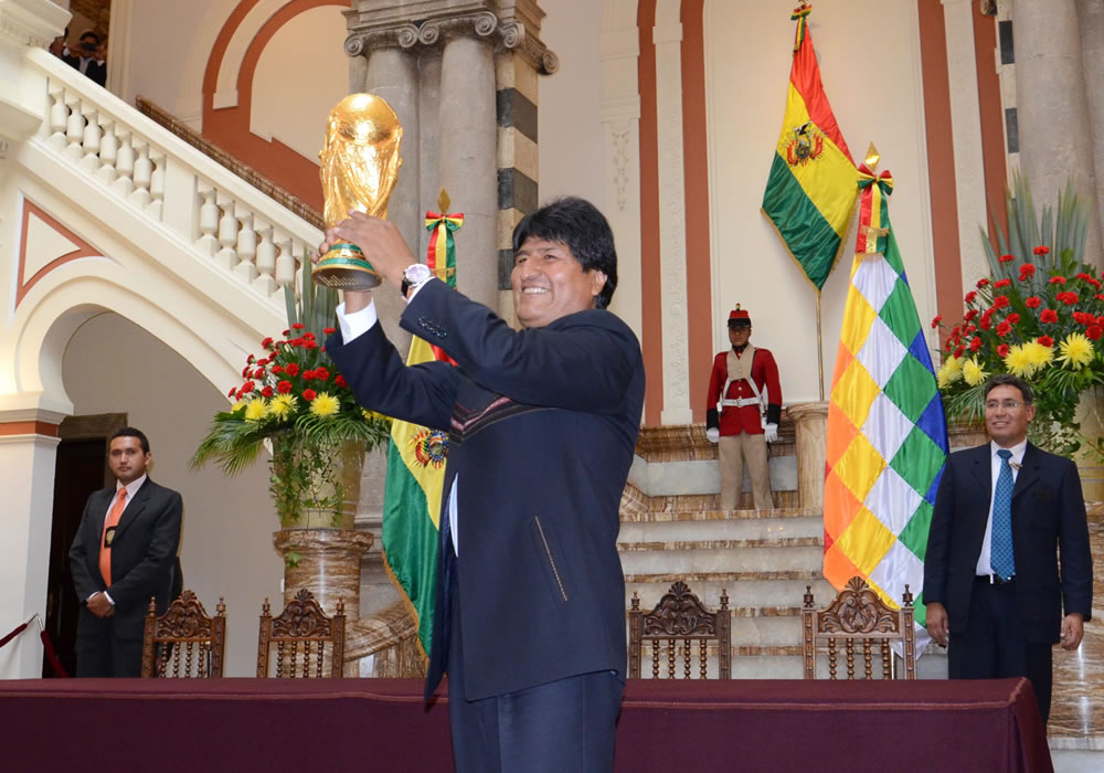 Una fotografía cedida por la Agencia Boliviana de Información (ABI) muestra al presidente de Bolivia, Evo Morales, levantando la Copa del Mundo. Foto: EFE