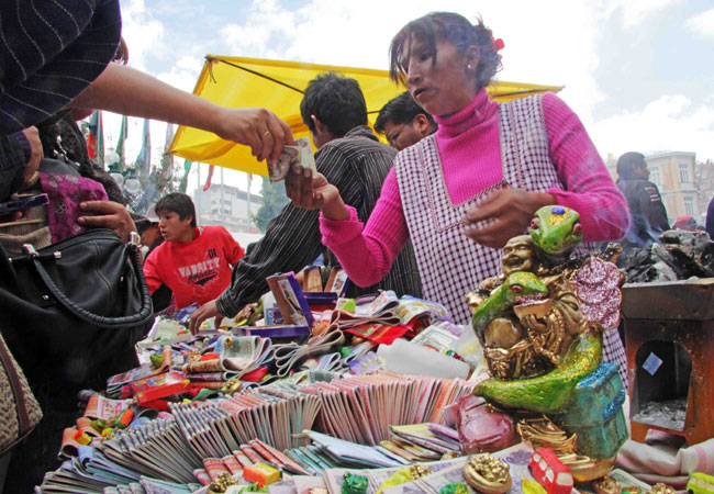 Miles de personas buscan adquirir miniaturas antes de las 12:00 en el primer día de la Alasita. Foto: ABI