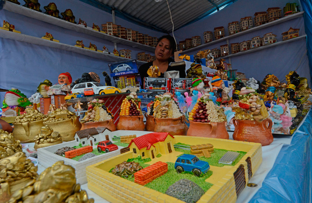 Algunos de los productos artesanales que se ofrecen en la feria de las Alasitas. Foto: EFE