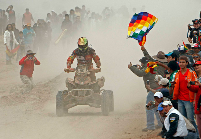 El piloto boliviano Walter Nosiglia en su paso por la región de Uyuni en el Rally Dakar 2014. Foto: ABI