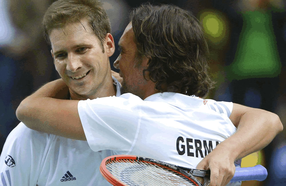 El tenista alemán Florian Mayer celebra con su capitán Carsten Arriens (dcha) la victoria conseguida. Foto: EFE