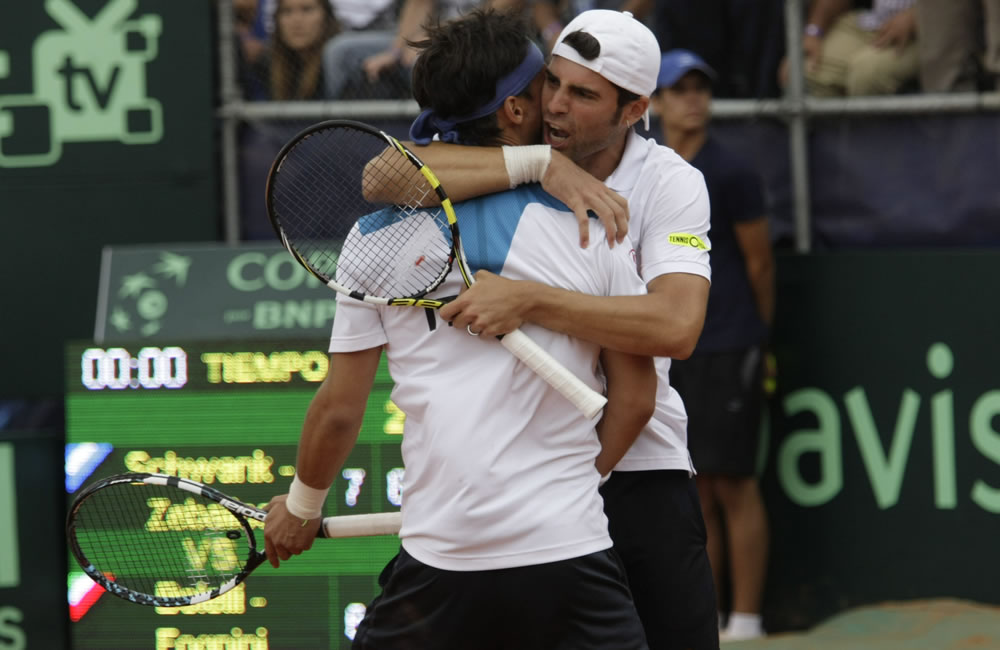 Los tenistas italianos Simone Bolelli (d) y Fabio Fognini (i) celebran después de vencer a sus pares de Argentina Eduardo Schwank y Horacio Zeballos. Foto: EFE