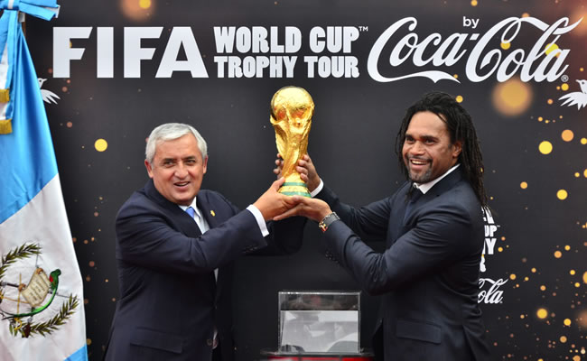 El presidente de Guatemala, Otto Perez Molina (i), y el exfutbolista francés Cristian Karembeu (d) sostienen la Copa del Mundo. Foto: EFE