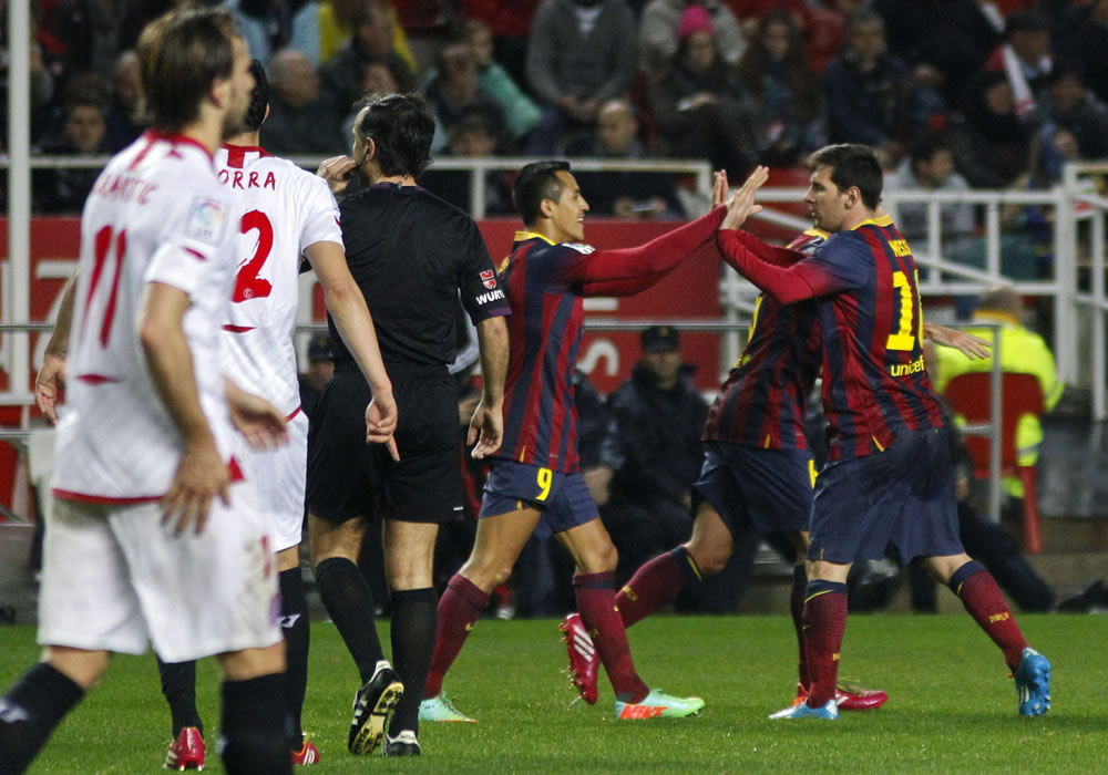 El chileno del FC Barcelona, Alexis Sánchez (2d) celebra su gol con su compañero, el argentino Leo Messi. Foto: EFE