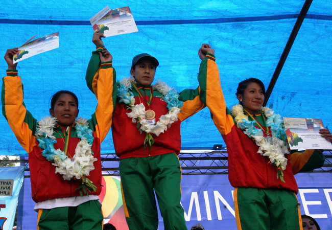 Atletas ganadoras de la Carrera Pedestre 10K de Oruro categoría Damas. Foto: ABI
