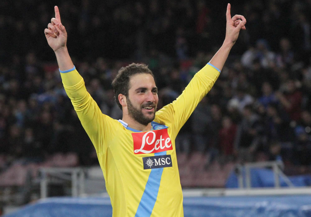 Argentinian forward of SSC Napoli Gonzalo Higuain celebrates after scoring the 2-1 goal lead against AC Milan. Foto: EFE
