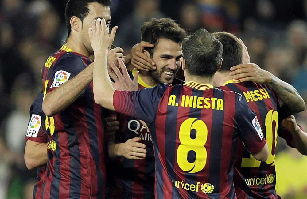 El delantero argentino del FC Barcelona Leo Messi (d) celebra la consecución de su primer gol. Foto: EFE