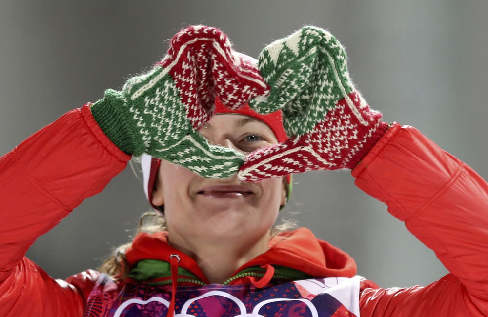 La bielorrusa Darya Domracheva celebra su victoria en la prueba de 12,5 kilómetros. Foto: EFE