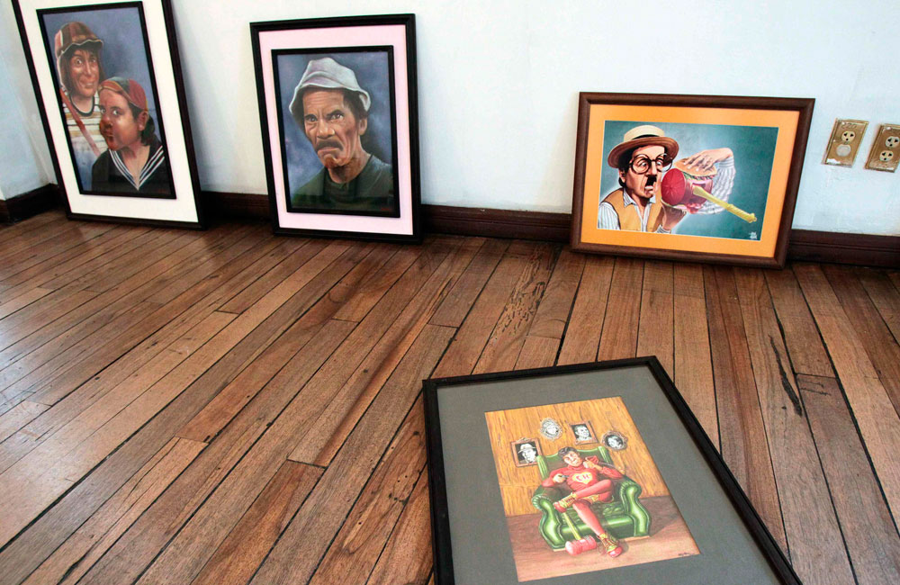 Vista general de cuatro obras que hacen parte del homenaje al comediante mexicano "Chespirito" en el Museo de Arte Contemporáneo Plaza. Foto: EFE