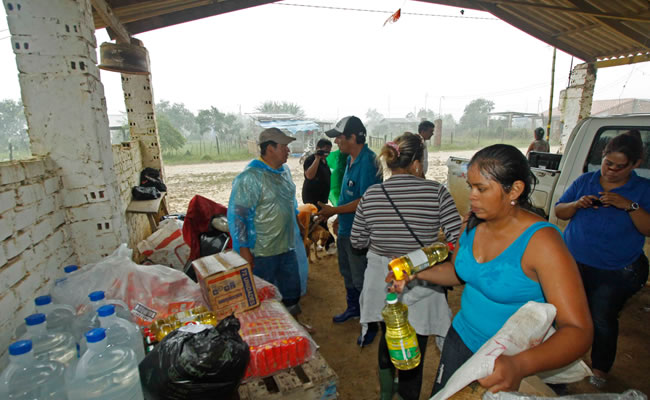 Entrega víveres a las familias damnificados de bario Villa San Marín en la cuidad de trinidad. Foto: ABI