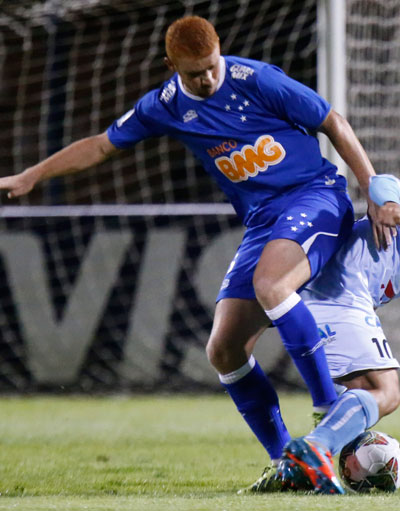 EL jugador Rodrigo Souza (i) del Cruzeiro de Brasil. Foto: EFE