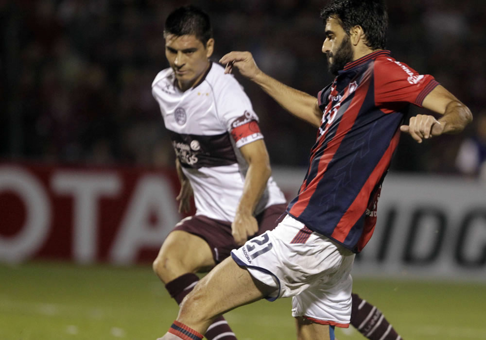 Dani Güiza (d) de Cerro Porteño de Paraguay disputa el balón con Paolo Goltz (i) de Lanús. Foto: EFE