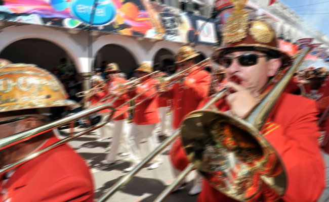 Paso de la banda Poopó en la entrada del Carnaval de Oruro. Foto: ABI