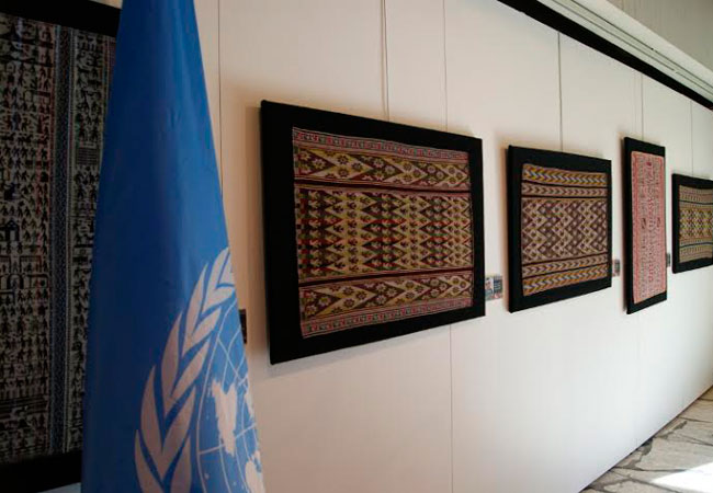 Muestra de tejidos hechos por indígenas bolivianas en la sede de la Unesco en París. Foto: ABI