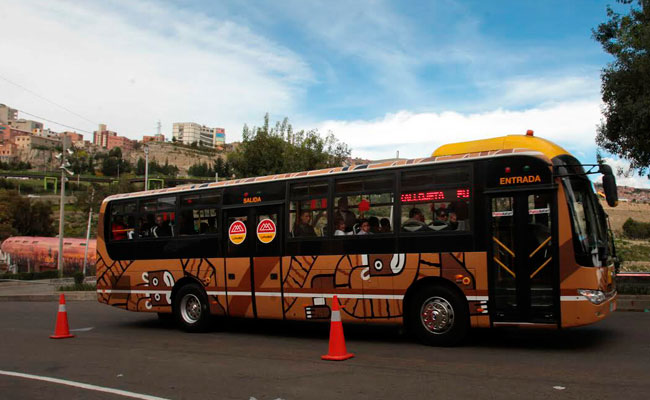 Un nuevo bus PumaKatari en circulación por las calles de La Paz. Foto: EFE