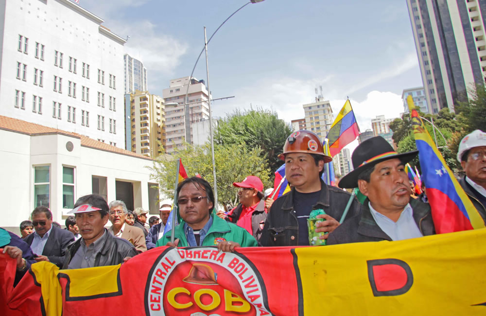 La COB  lideró un marcha en respaldo a la democracia en Venezuela. Foto: ABI