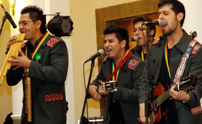 Morales condecoró al grupo folklórico Ch'ila Jatun por su aporte a la cultura. Foto: ABI