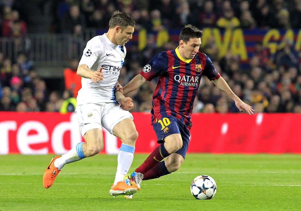 El delantero argentino del FC Barcelona Lionel Messi (d) controla el balón junto al inglés Joleon Lescott, del Manchester City. Foto: EFE