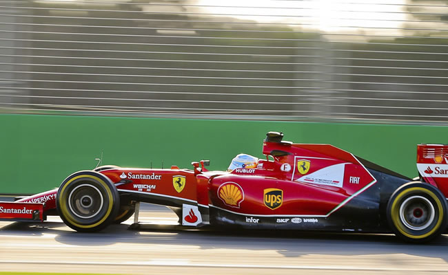 Alonso se cuela entre los motores Mercedes y lidera la primera práctica. Foto: EFE