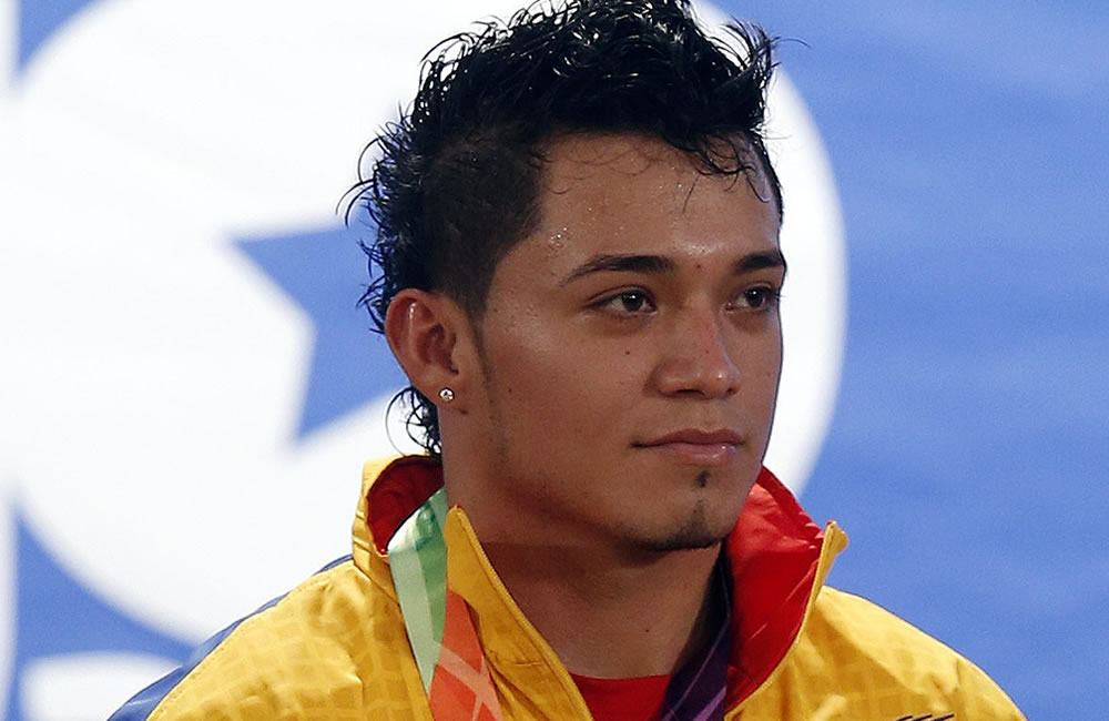 Carlos Berna de Colombia posa con su medalla de oro en la categoría masculina 56kg. de levantamiento de pesas. Foto: EFE