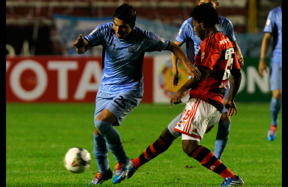 Damir Miranda (i) de Bolívar trata de escapar a la marca de Amaral (d) del Flamengo. Foto: EFE
