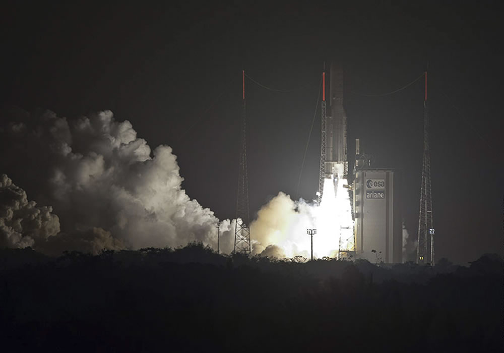 Foto facilitada por Hispasat, del lanzamiento del cohete europeo Ariane 5, desde el centro de la Agencia Espacial Europea (ESA) en Kurú, en la Guayana Francesa. Foto: EFE