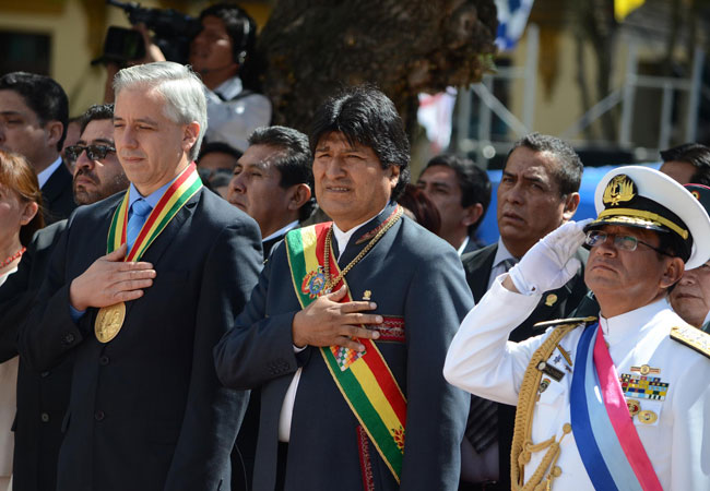 El presidente Evo Morales junto al vicepresidente Álvaro García Linera y autoridades civiles y militares en la conmemoración del Día del Mar. Foto: ABI