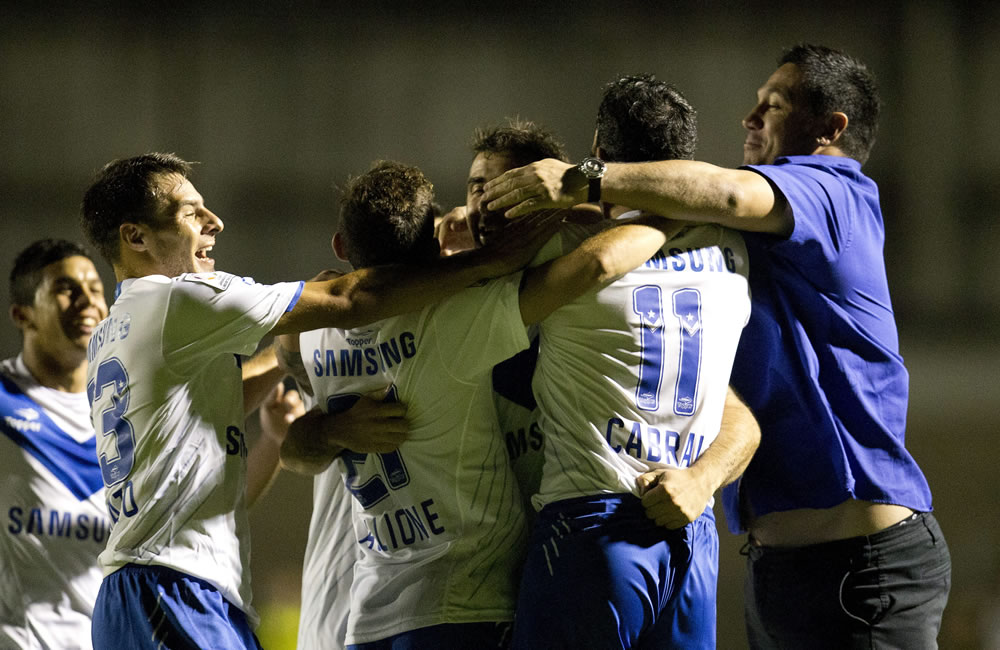 Jugadores de Vélez Sarsfield celebran después de un gol ante Atlético Paranaense. Foto: EFE