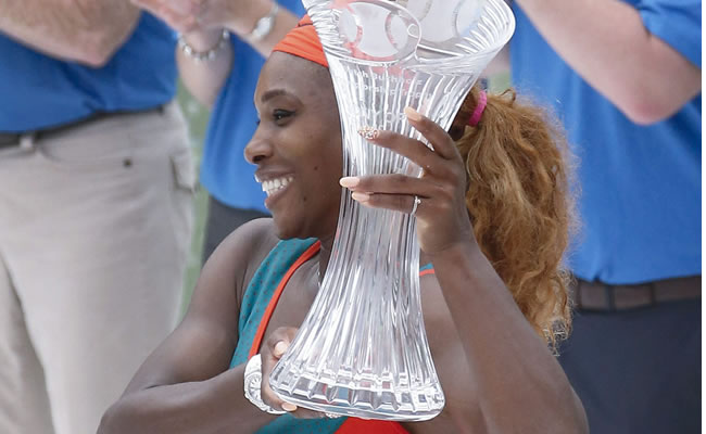 Serena Williams mantiene su ventaja sobre Na Li tras imponerse en Miami. Foto: EFE