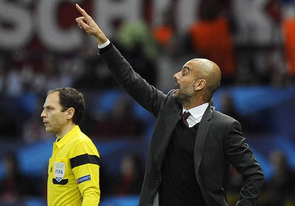 El entrenador del FC Bayern Munich, el español Pep Guardiola, le da instrucciones a los jugadores durante el partido de la Liga de Campeones. Foto: EFE